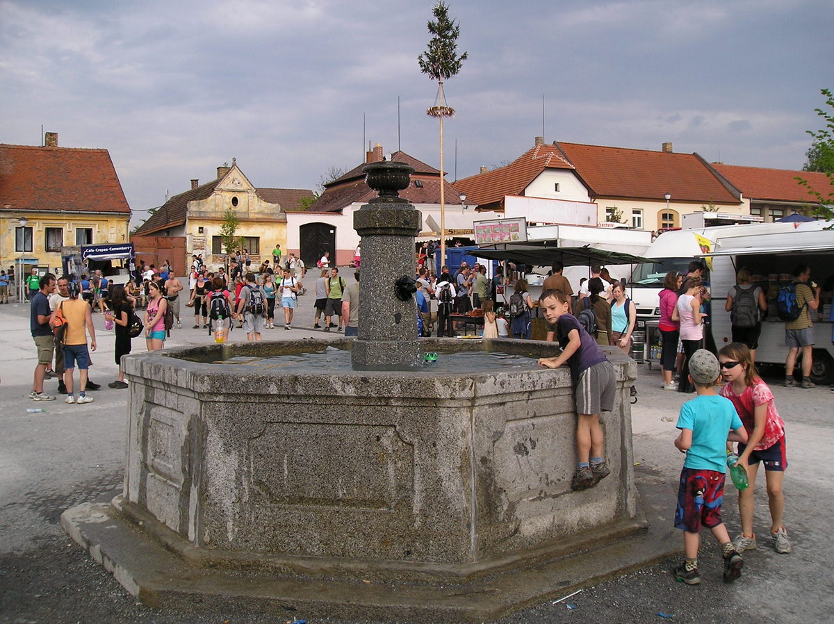 Náměstí 2